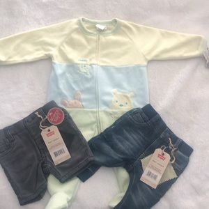 🎉 2xHP🎉  Levi’s knit joggers & shorts  3/6 months.           6-9 mos onesie